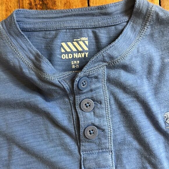 Boys size 6 to 7 Old Navy Long sleeve Shirts - Picture 3 of 6
